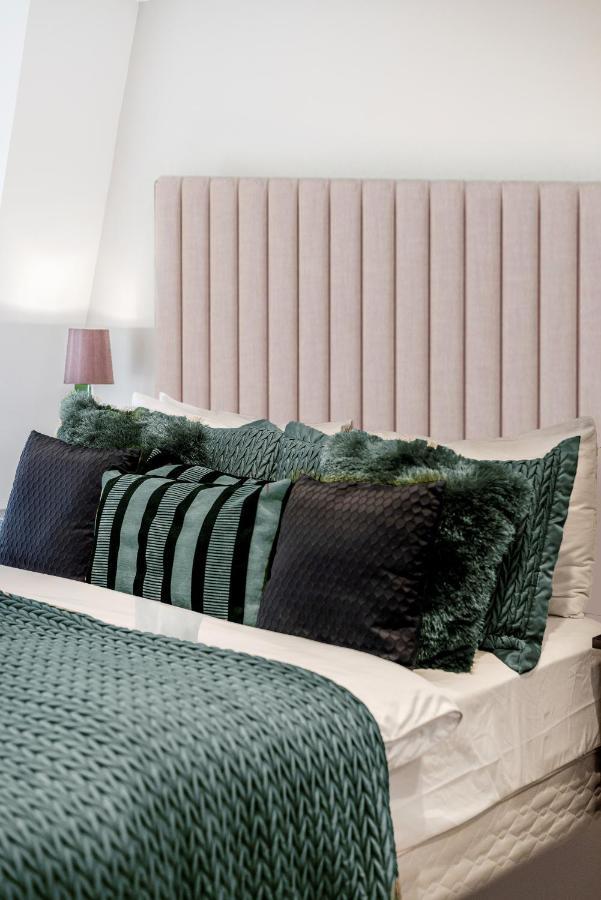 Explore The Most Exquisite West-End From A Harrods Family And Couple Home Лондон Екстериор снимка