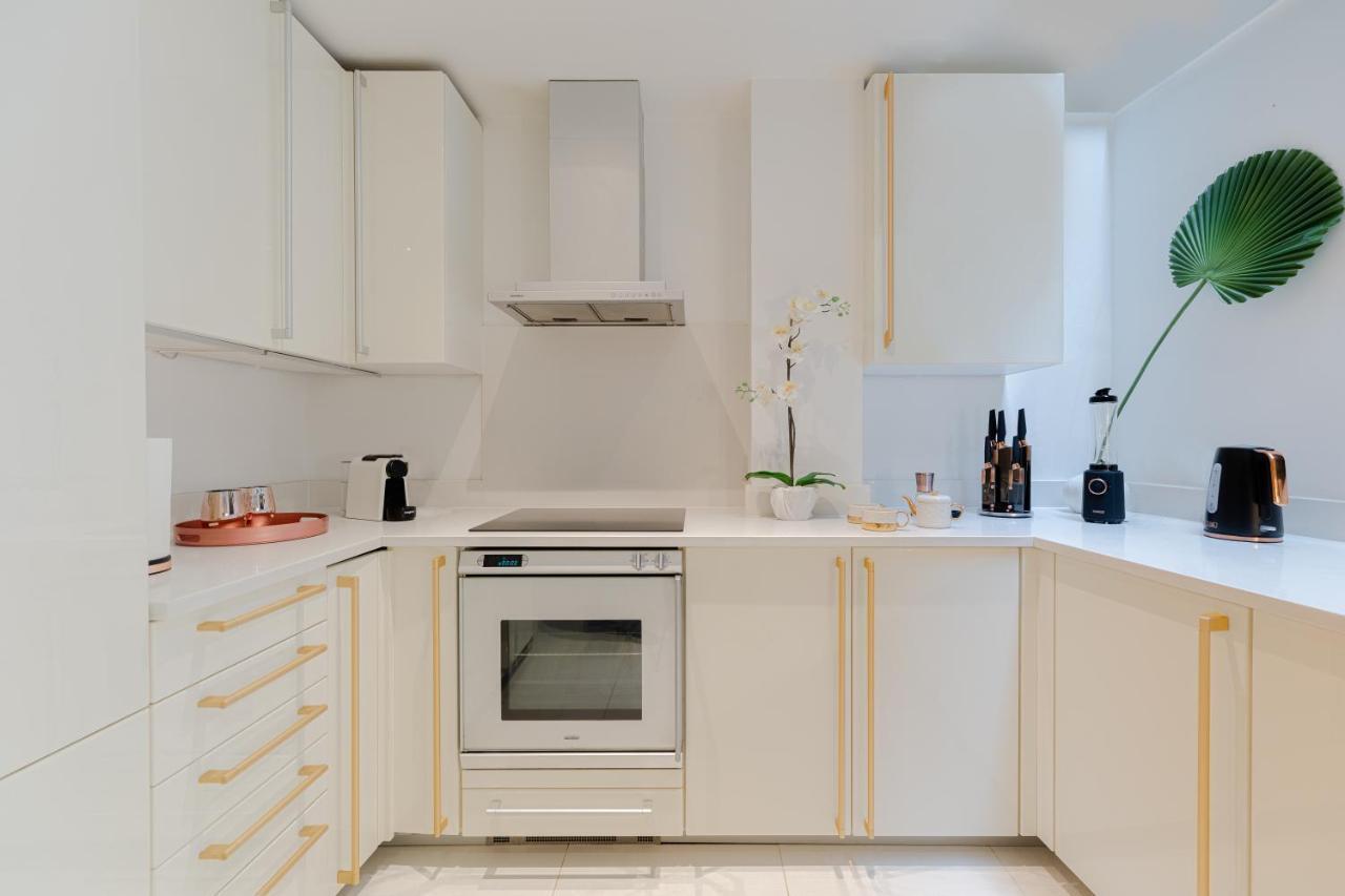 Explore The Most Exquisite West-End From A Harrods Family And Couple Home Лондон Екстериор снимка