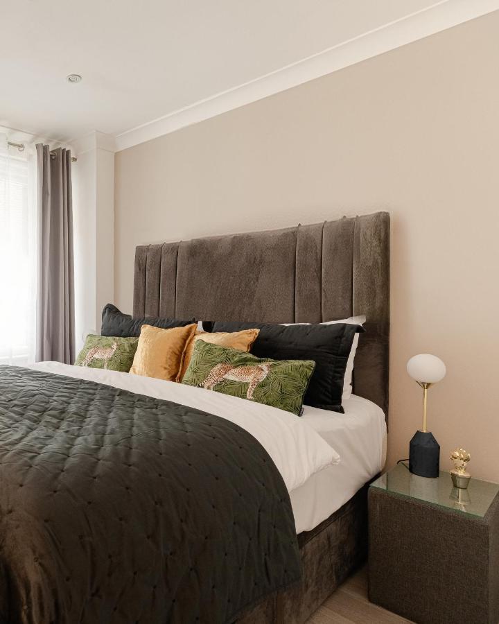 Explore The Most Exquisite West-End From A Harrods Family And Couple Home Лондон Екстериор снимка