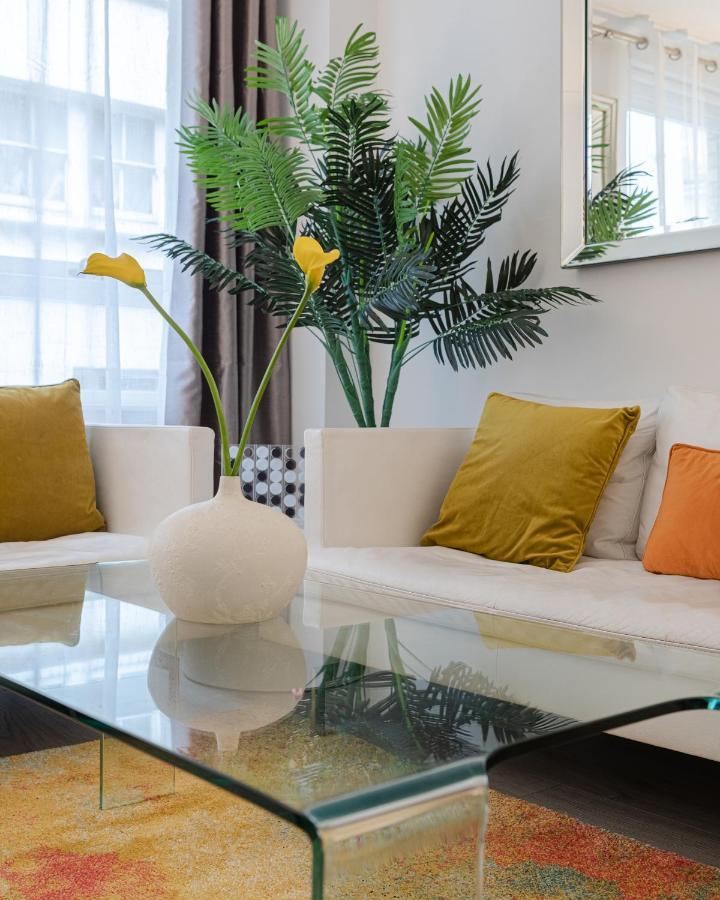 Explore The Most Exquisite West-End From A Harrods Family And Couple Home Лондон Екстериор снимка