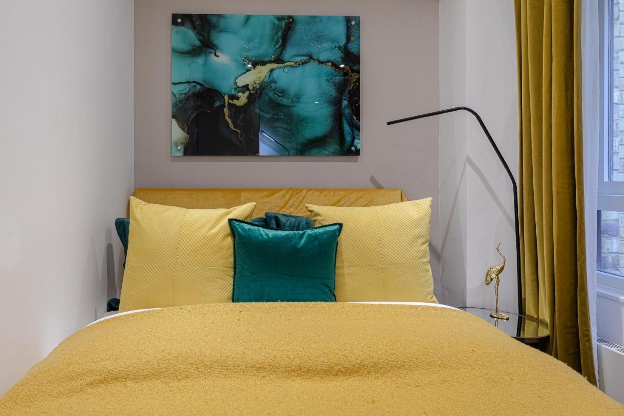 Explore The Most Exquisite West-End From A Harrods Family And Couple Home Лондон Екстериор снимка