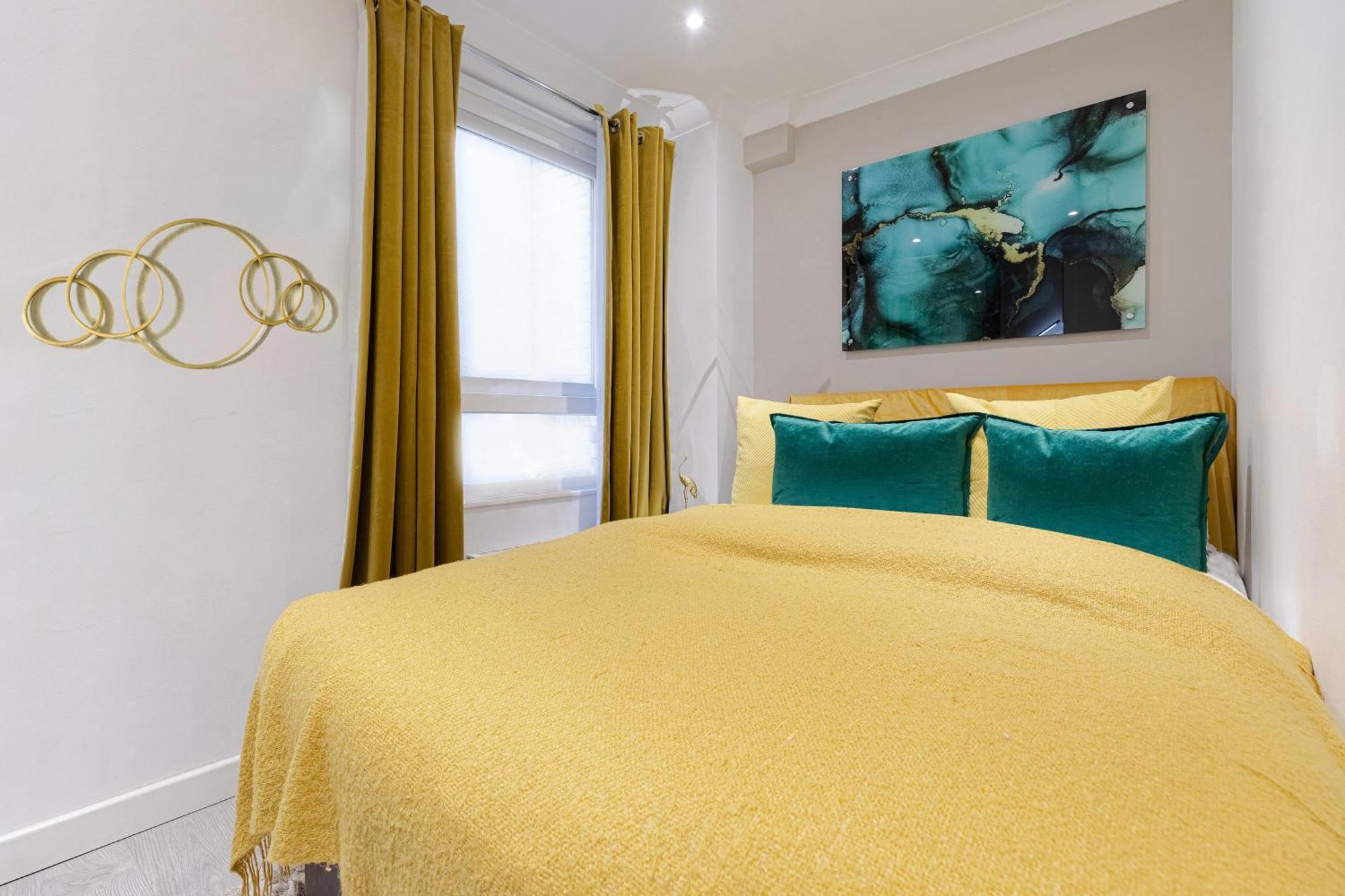 Explore The Most Exquisite West-End From A Harrods Family And Couple Home Лондон Екстериор снимка